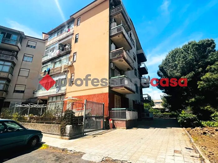 Appartamento trilocale in vendita in Via Generale Ameglio, Catania