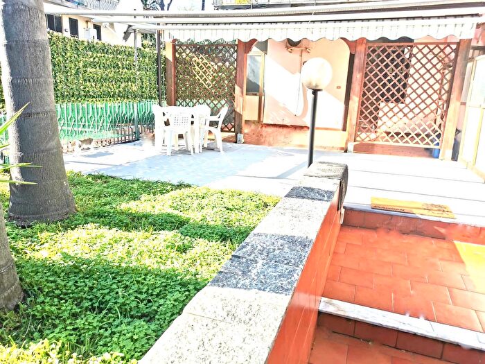 Appartamento trilocale in vendita in Via Scalazza, Aci Castello