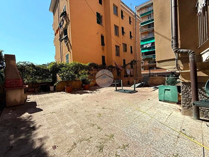 Appartamento trilocale in vendita in Via Erpidio Berno, Genova
