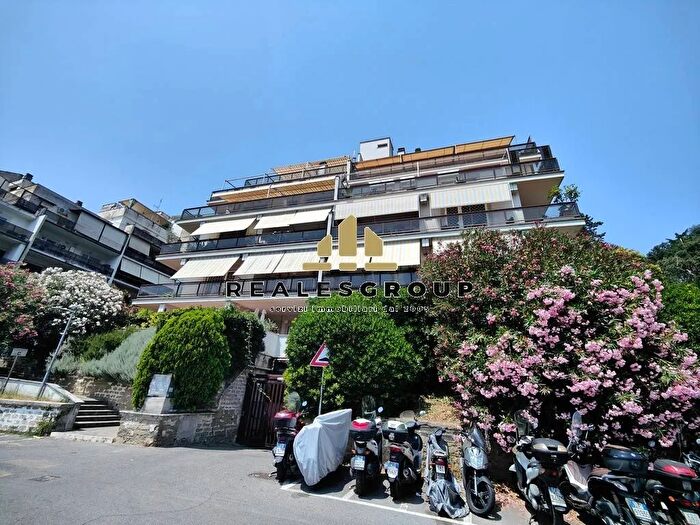 Appartamento trilocale in vendita in Via Tomba di Nerone Roma, Roma