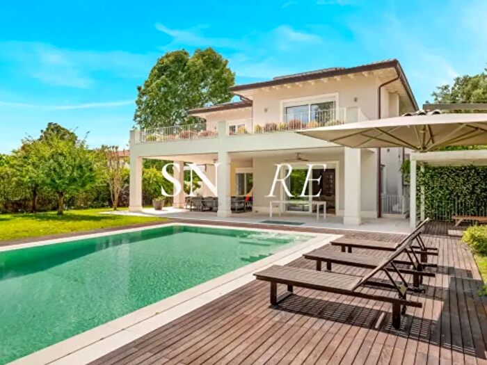 Casa con 6 locali in affitto in Via Padre Ignazio da Carrara, Forte Dei Marmi