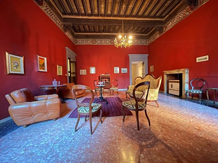 Appartamento quadrilocale in vendita in Via Stalloreggi, Siena