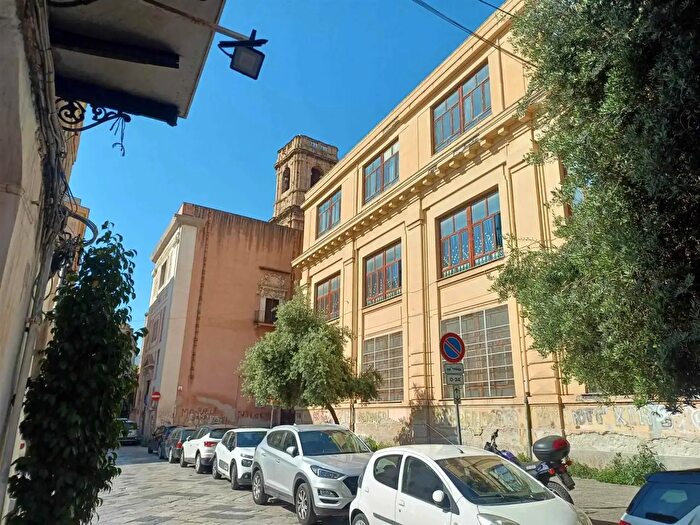 Appartamento trilocale in vendita in Piazza Castello, Palermo