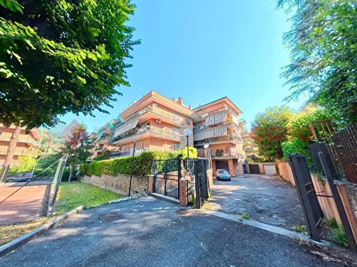 Appartamento con 5 locali in vendita in Via Suvereto, Roma