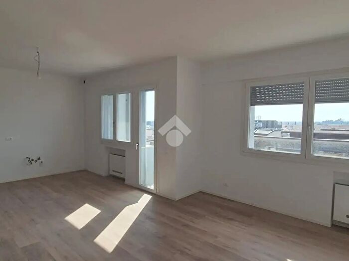 Appartamento trilocale in affitto in Via Silvio Pellico, Montebelluna