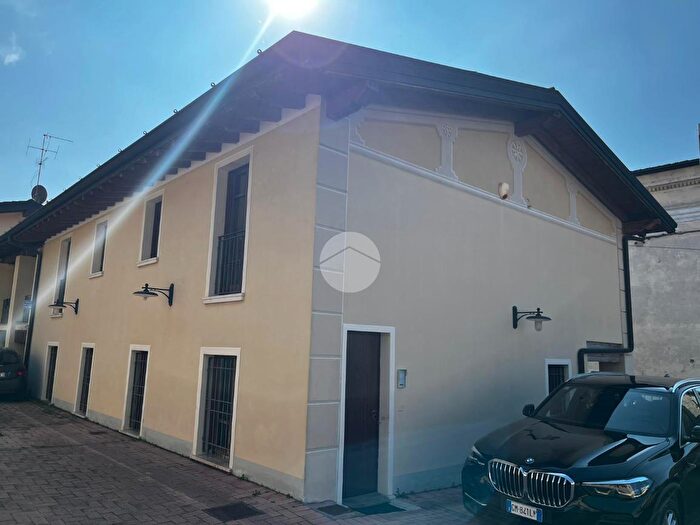 Appartamento trilocale in vendita in Piazza Mazzini, Capriano Del Colle