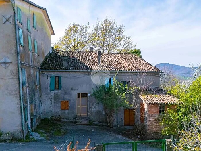 Casa quadrilocale in vendita in Strada per Carpaneto, Lesignano De' Bagni