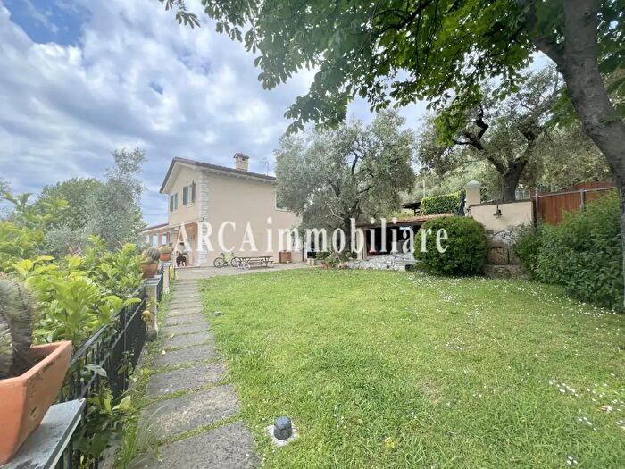 Casa con 7 locali in vendita in Pietrasanta