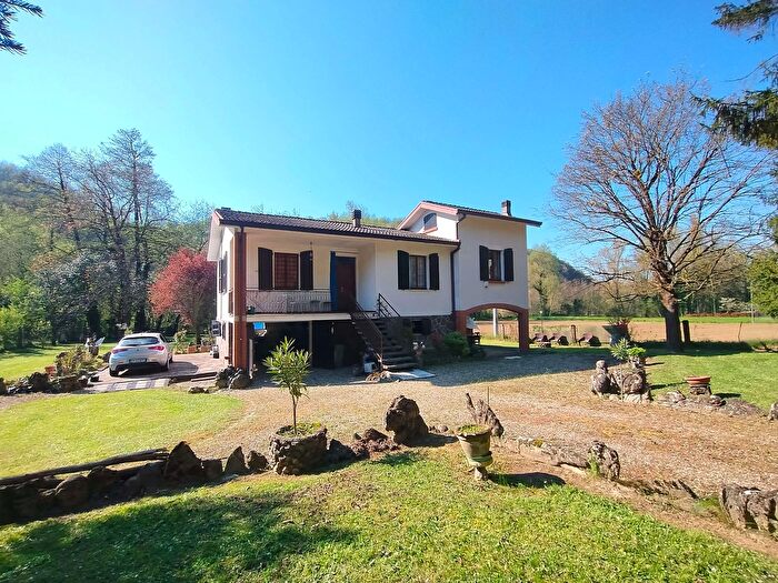 Casa quadrilocale in vendita in Gropparello