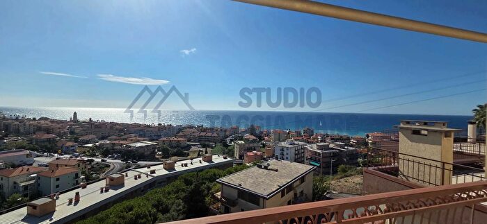 Appartamento quadrilocale in vendita in Via Pastonchi, Riva Ligure