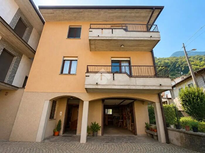 Casa con 13 locali in vendita in Via Masoni, Fusine
