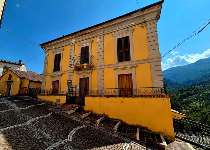 Casa con 10 locali in vendita in Via Rossetti, Farindola