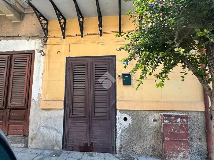 Appartamento trilocale in vendita in Piazza Ingastone, Palermo