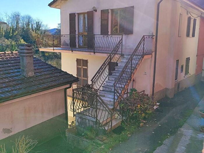 Casa quadrilocale in vendita in Frazione Carega, Lumarzo