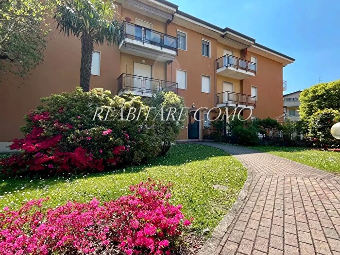 Appartamento trilocale in vendita in Via Fermi, Lipomo