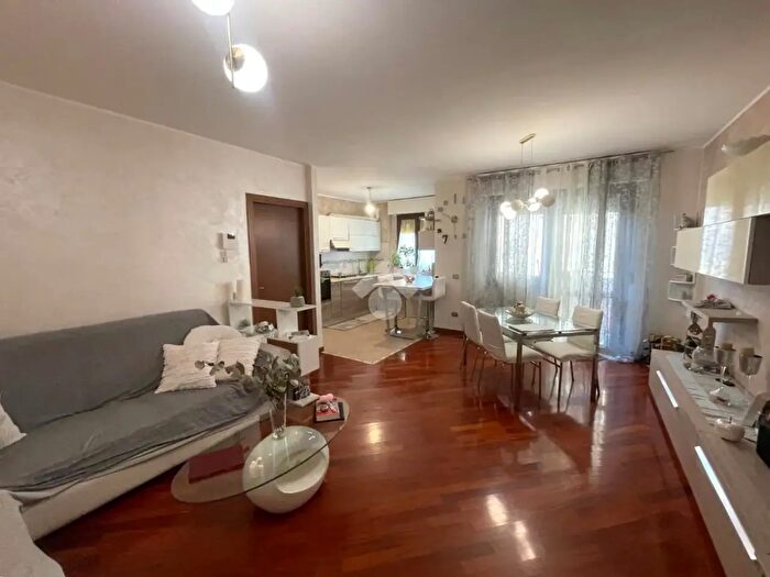 Appartamento trilocale in vendita in Via Giorgio De Chirico, Monza