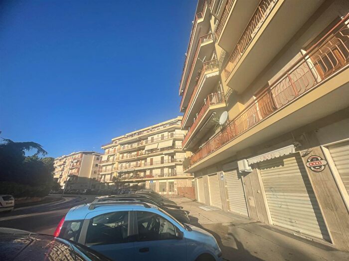 Appartamento con 5 locali in vendita in Viale Ofanto, Foggia