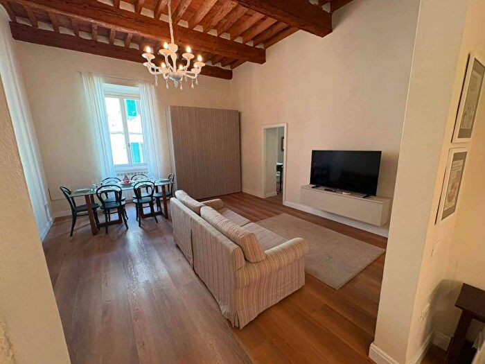 Appartamento trilocale in affitto in Via di Piaggia, Piazza Anfiteatro Torre Guinigi, Lucca