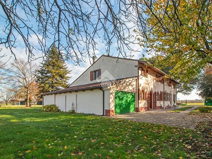 Casa con 14 locali in vendita in Via Fosso Drittolo, Ravenna