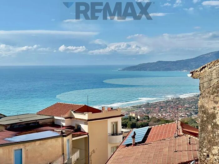 Appartamento trilocale in vendita in Vico Cammarano, Ascea