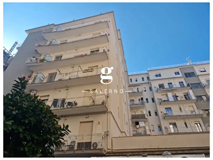 Appartamento trilocale in vendita in Via Rocco Cocchia, Salerno