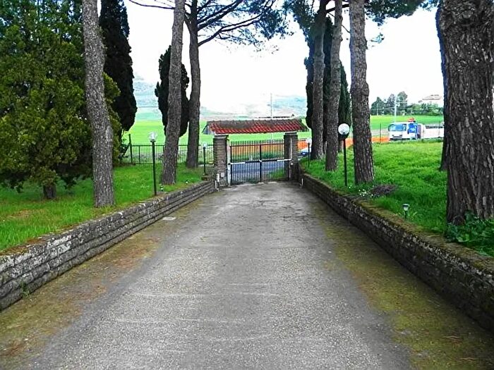 Casa con 8 locali in vendita in Via Flaminia, Faleria