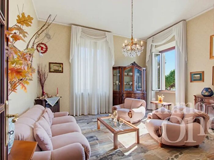 Appartamento con 7 locali in vendita in Via Oreste Franchini, Livorno