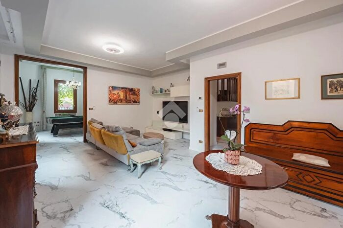 Casa con 16 locali in vendita in Via Battindarno, Bologna