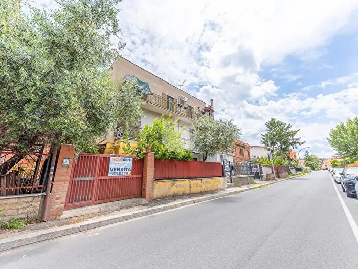 Appartamento trilocale in vendita in Via Abruzzo, Tivoli