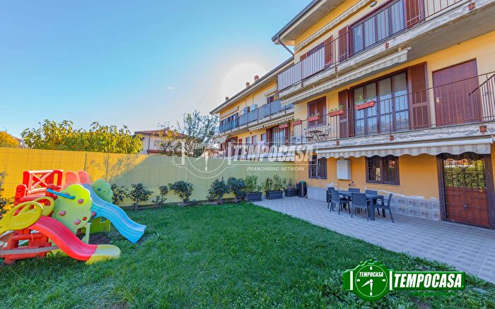 Appartamento trilocale in vendita in Via Don Negri, Rosate