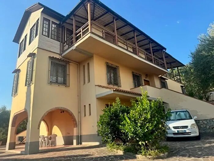 Casa con 10 locali in vendita in Via Giovanni Boccaccio, Carmignano