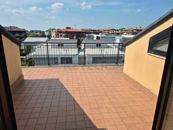 Appartamento con 6 locali in affitto in Seriate
