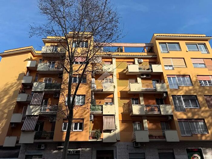 Appartamento trilocale in vendita in Via Macedonia, Roma