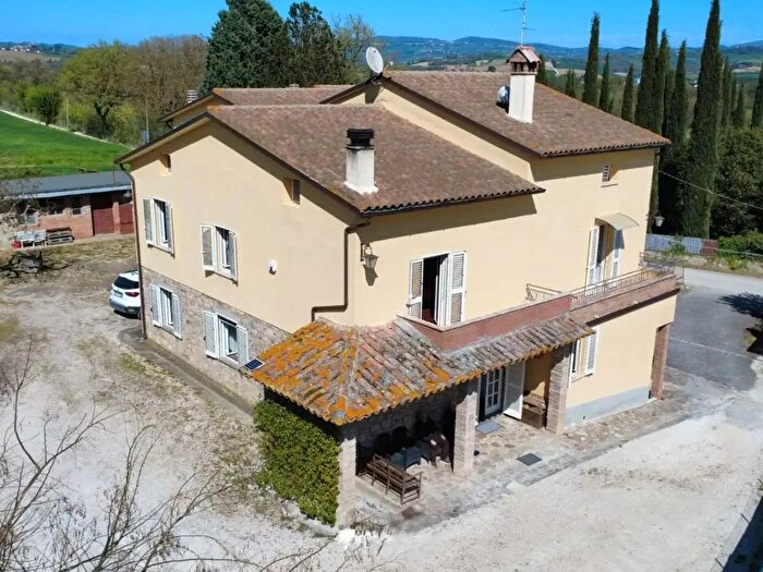 Casa con 12 locali in vendita in Via Torre Vecchia a, Todi