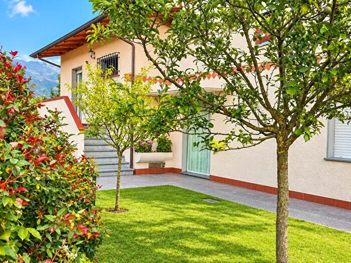 Casa con 17 locali in vendita in Massa