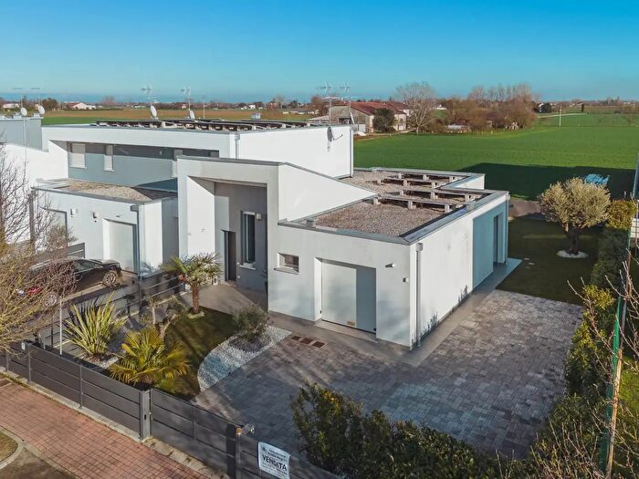 Casa quadrilocale in vendita in Borgo Virgilio