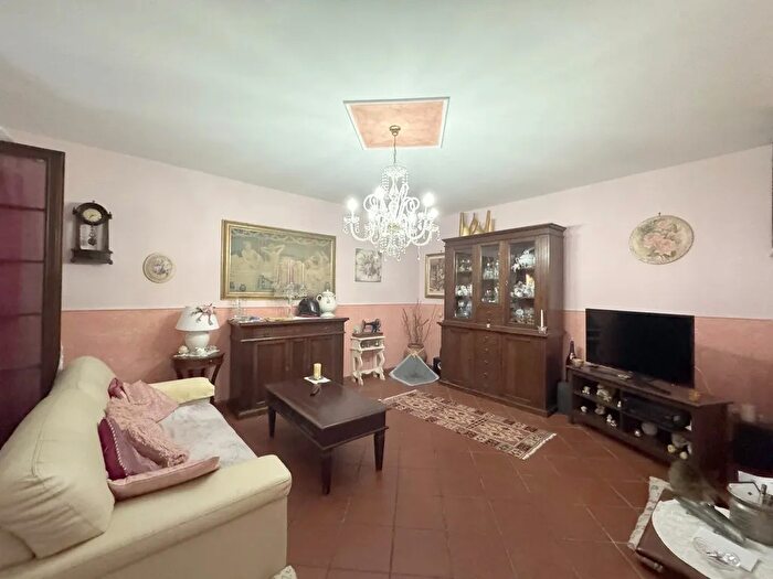 Casa con 6 locali in vendita in Viareggio