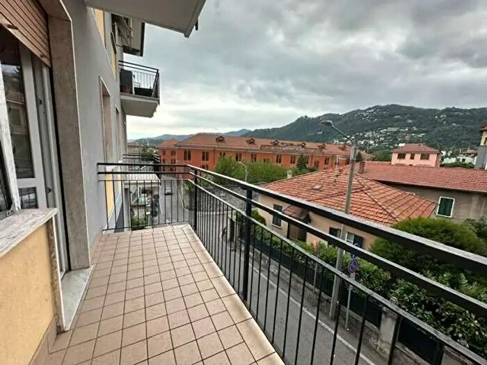Appartamento trilocale in affitto in Via Monte Grappa, Como