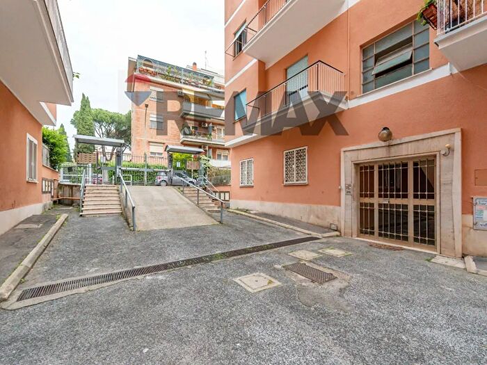 Appartamento trilocale in vendita in Via Diano Marina, Roma