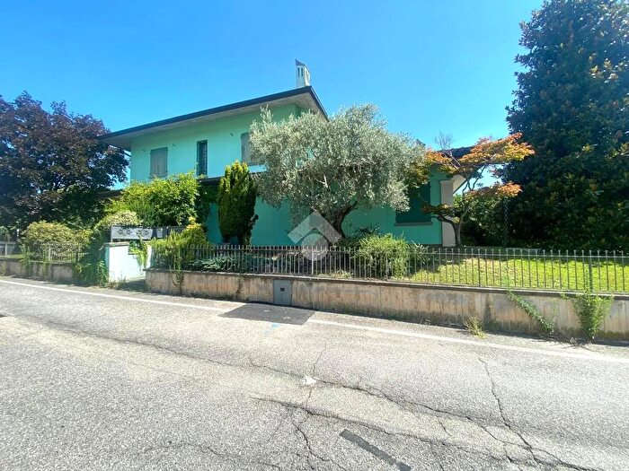 Casa quadrilocale in vendita in Via Augusto Tassetti, Sorisole