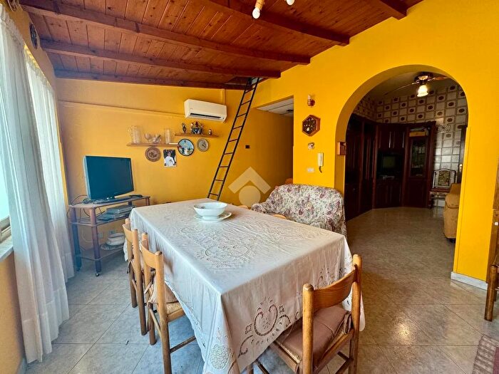 Appartamento quadrilocale in vendita in Immobile Piazza Tommaso Natale, Palermo