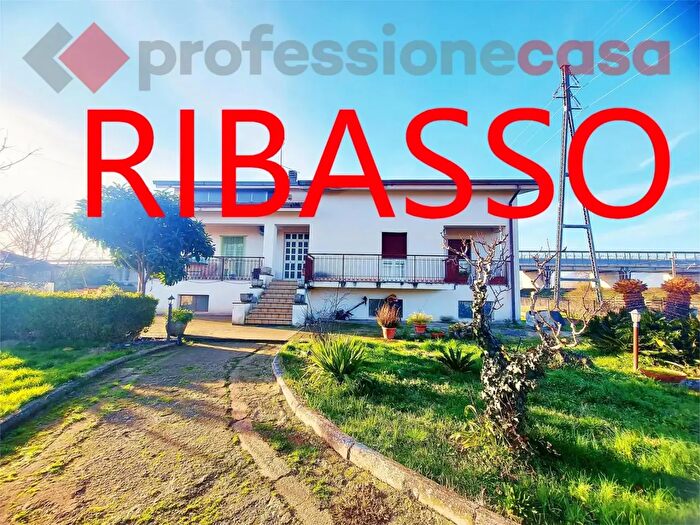 Casa con 5 locali in vendita in Via Valcatore, Aquino