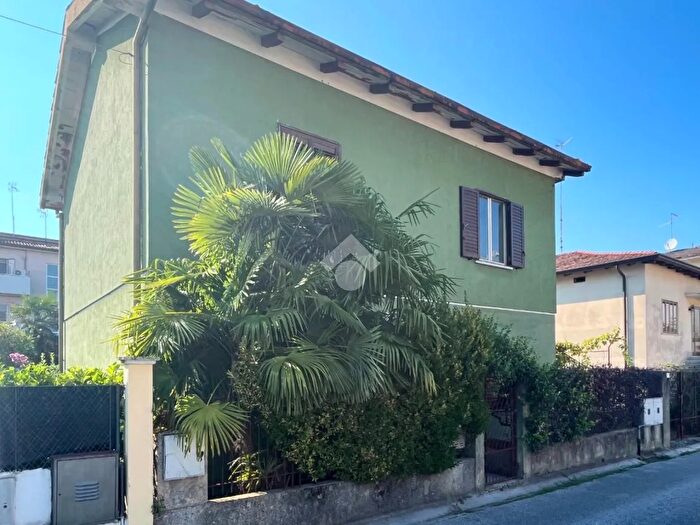Casa con 8 locali in vendita in Via Zara, Cervignano Del Friuli