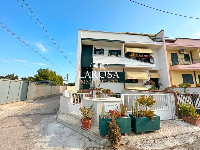 Casa con 7 locali in vendita in Via Boccaccio, Vernole