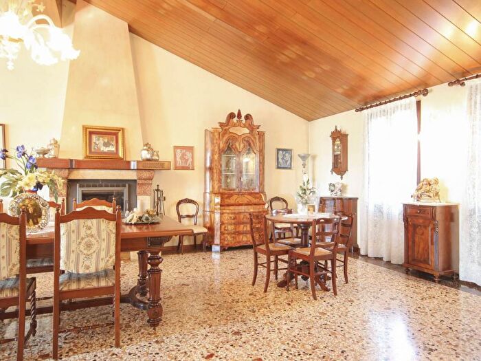 Casa con 6 locali in vendita in Via Stradone, Marola, Torri di Quartesolo
