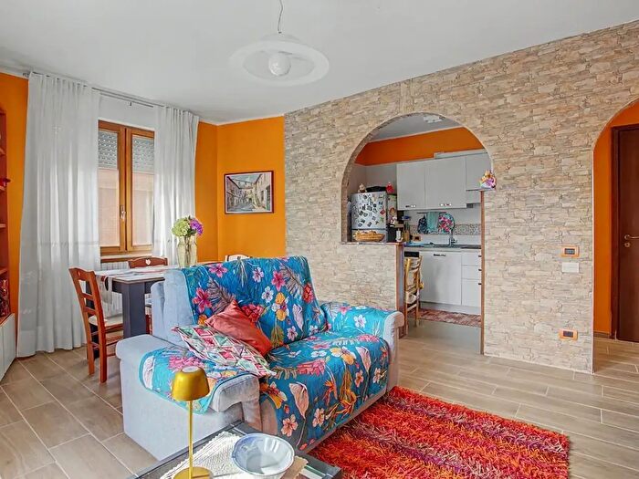 Appartamento con 6 locali in vendita in Via Creva, Luino