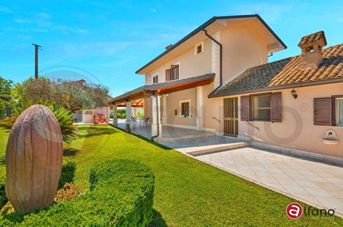 Casa con 14 locali in vendita in Contrada Melfi di Sotto, Pontecorvo