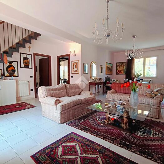 Appartamento quadrilocale in vendita in Via Rende, Gravina Di Catania