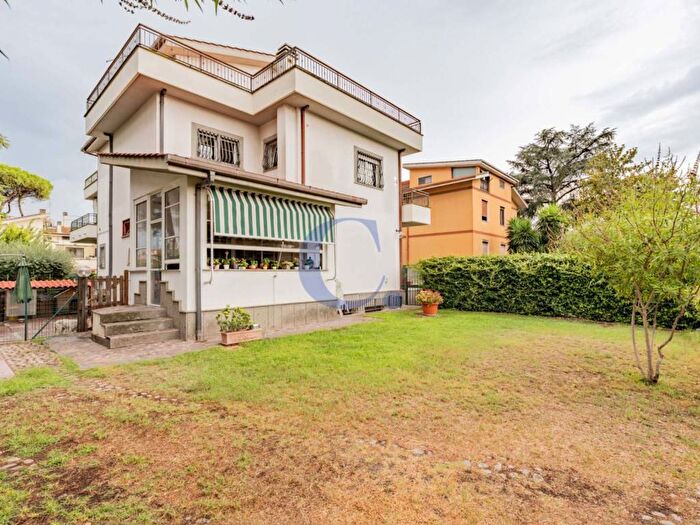 Casa con 5 locali in vendita in Via Altomonte, Anagnina, Roma