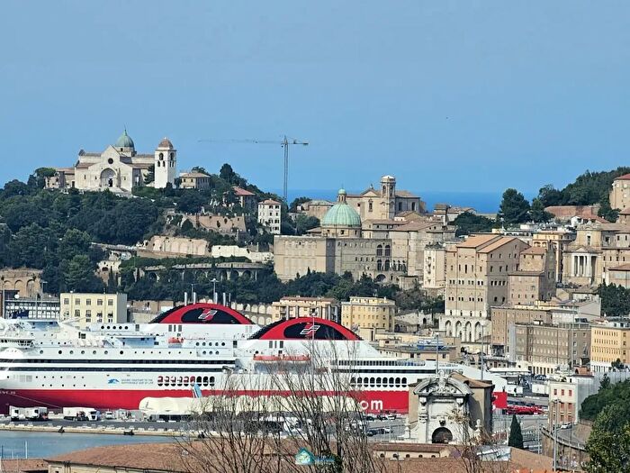 Appartamento con 5 locali in vendita in Scrima, Ancona